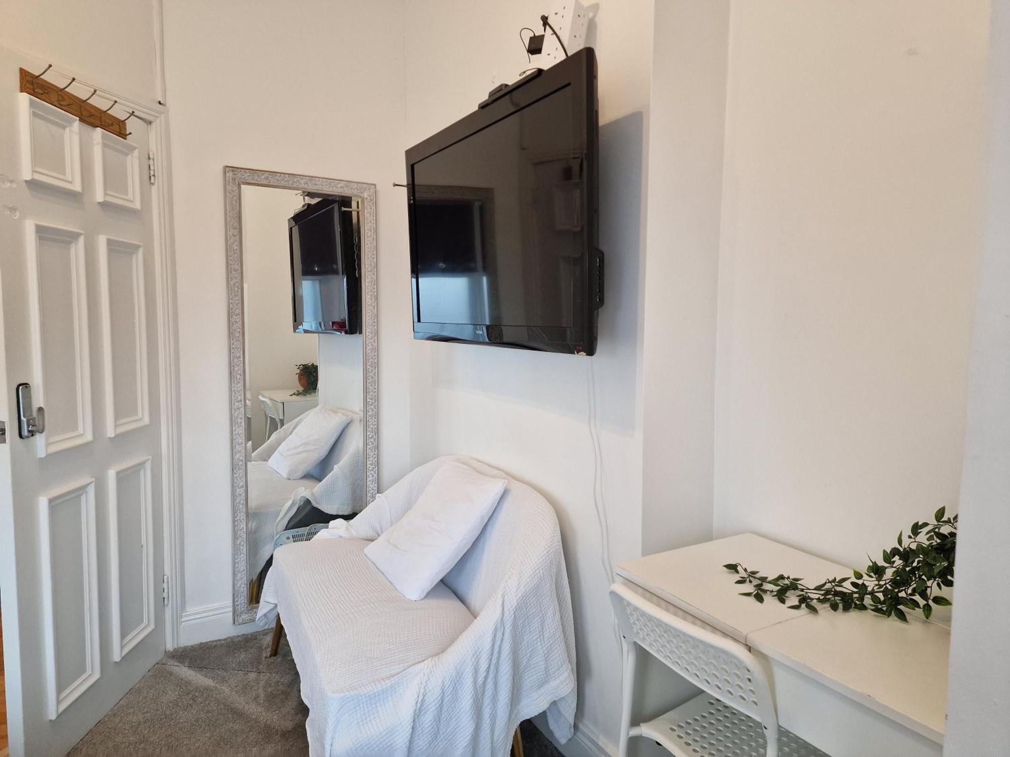 Aunty Katie'S House, Ni Tourist Board Certified & Located On The Main Oldpark Road To Belfast, With Free Continental Breakfast & Free Ultra Fast Sky Internet, Free Sky Sports & Free Sky Cinema, Self-Check In After 10Pm Gmt Vandrarhem Exteriör bild
